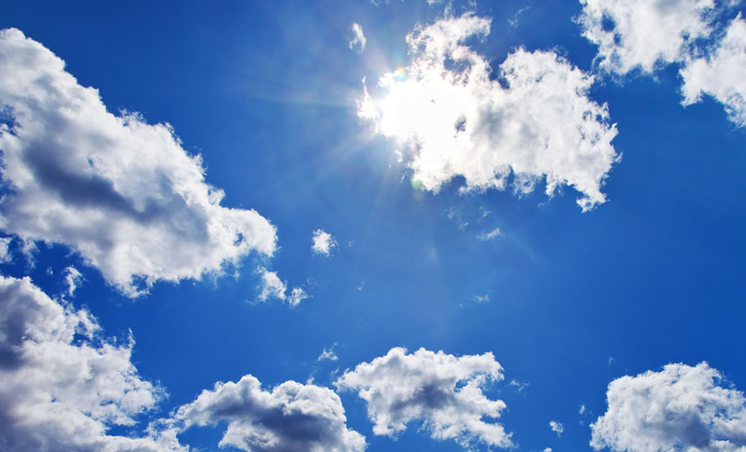 Blauer Himmel mit weissen Wolken als Hintergrund